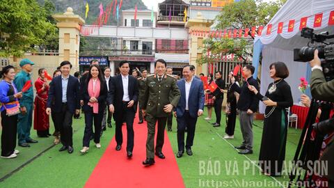 Đại tướng Lương Tam Quang, Ủy viên Bộ Chính trị, Bộ trưởng Bộ Công an dự Ngày hội Đại đoàn kết toàn dân tộc liên thôn xã Vân Nham