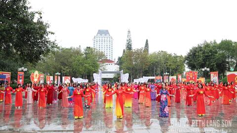 Hơn 300 hội viên phụ nữ các phường tham gia đồng diễn dân vũ