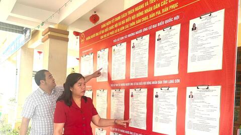 Đưa lá phiếu đến thôn bản vùng biên