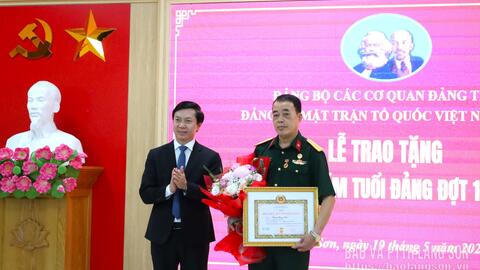 Đảng ủy Mặt trận Tổ quốc Việt Nam tỉnh trao Huy hiệu Đảng đợt 19/5