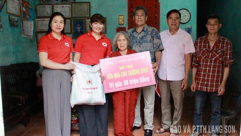 Trao kinh phí hỗ trợ sửa nhà cho thương binh cao tuổi