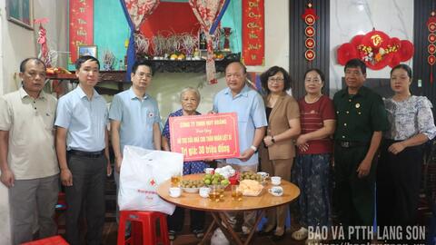 Trao kinh phí hỗ trợ xây nhà cho gia đình thân nhân liệt sĩ tại phường Lương Văn Tri