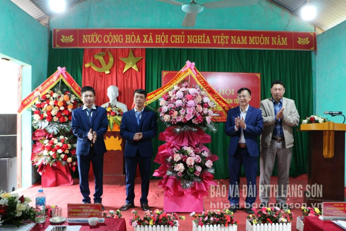 Lãnh đạo xã Bằng Mạc tặng hoa chúc mừng ngày hội