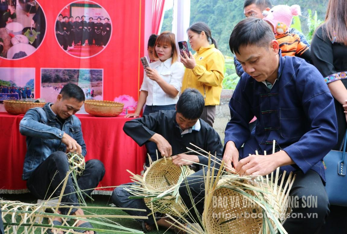 Người dân tham gia hoạt động đan sọt tại ngày hội