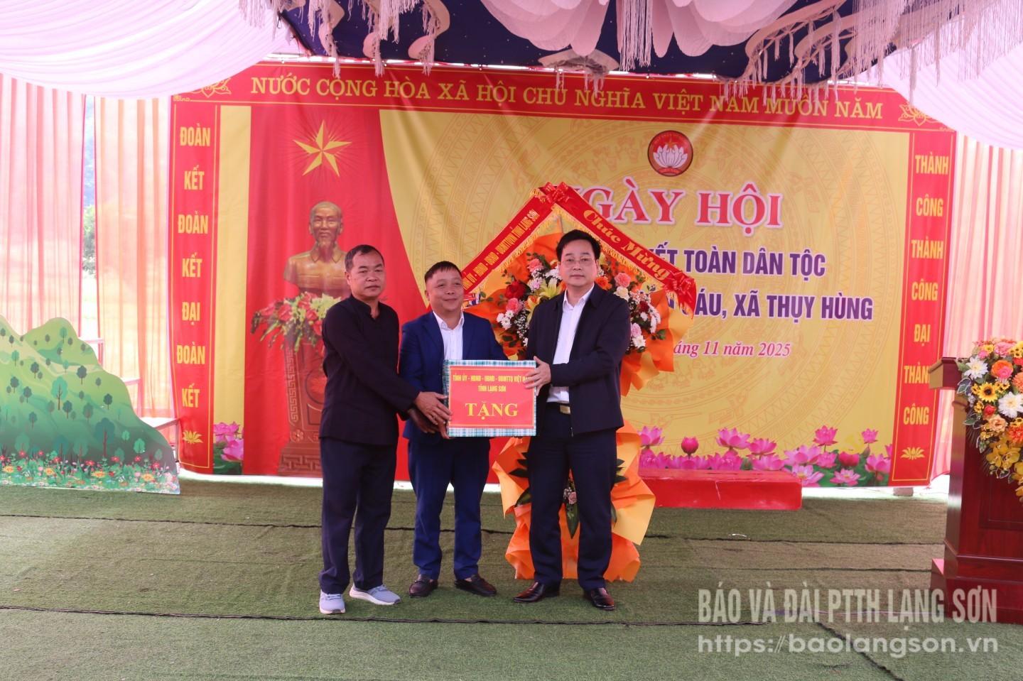 Đồng chí Vũ Hoàng Quý, Ủy viên Ban Thường vụ Tỉnh ủy, Chủ nhiệm Ủy Ban Kiểm tra Tỉnh ủy tặng hoa và quà khu dân cư thôn Bản Cáu