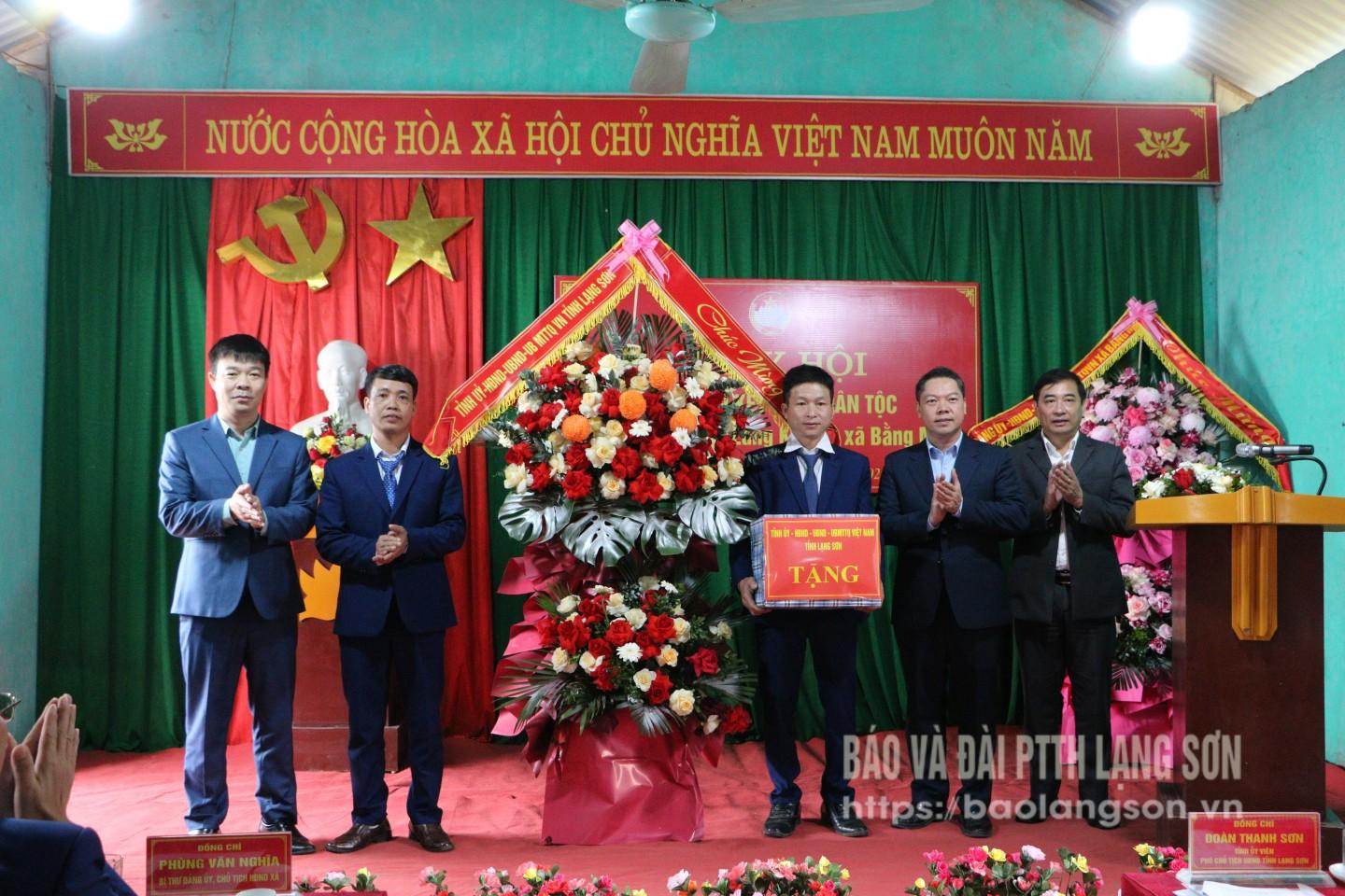 Đoàn công tác của tỉnh tặng hoa, quà chúc mừng khu dân cư thôn Làng Khoác