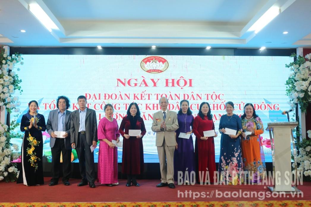 Đạo diện Khối Cửa Đông tặng quà cho các cá nhân tiêu biểu của khối năm 2025