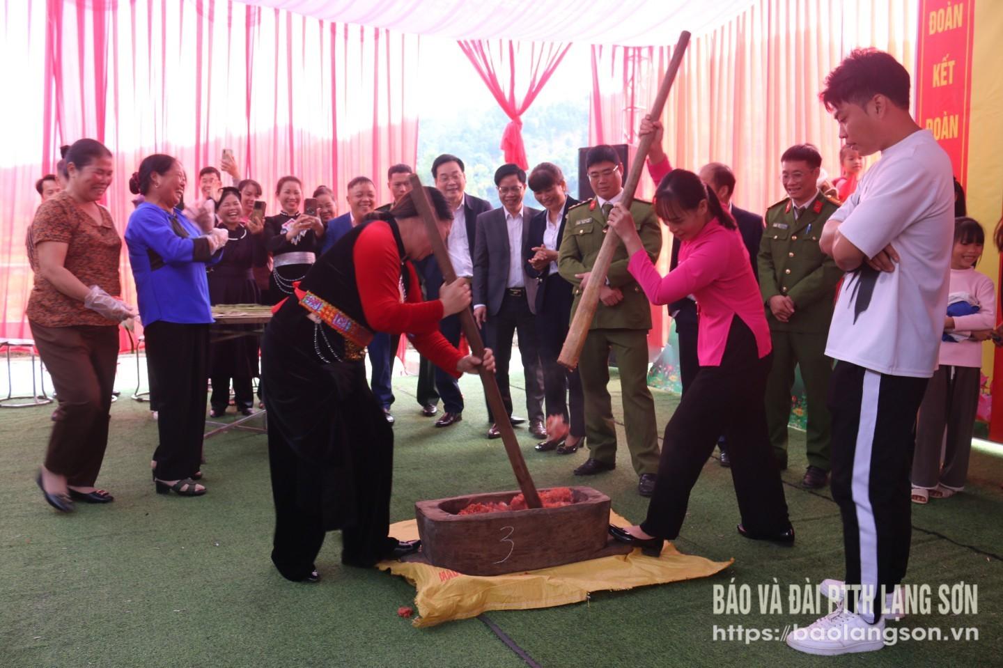 Người dân thôn Bản Cáu vui hội với phần thi giã bánh dày