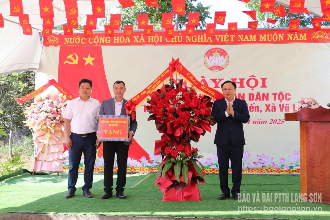 Đồng chí Lương Trọng Quỳnh, Ủy viên Ban Thường vụ Tỉnh ủy, Trưởng ban Nội chính Tỉnh ủy tặng hoa và quà khu dân cư thôn Phúc Tiến