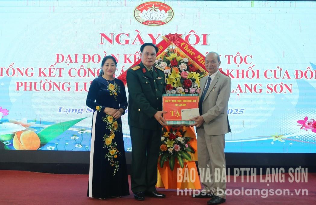 Đồng chí Mai Xuân Phong, Ủy viên Ban Thường vụ Tỉnh ủy, Chỉ huy trưởng Bộ Chỉ huy Quân sự tỉnh tặng hoa và quà cho Khối Cửa Đông