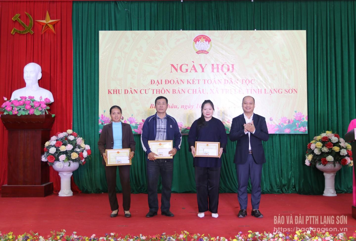 Lãnh đạo UBND xã Tri Lễ trao giấy khen cho các hộ gia đình văn hóa tiêu biểu