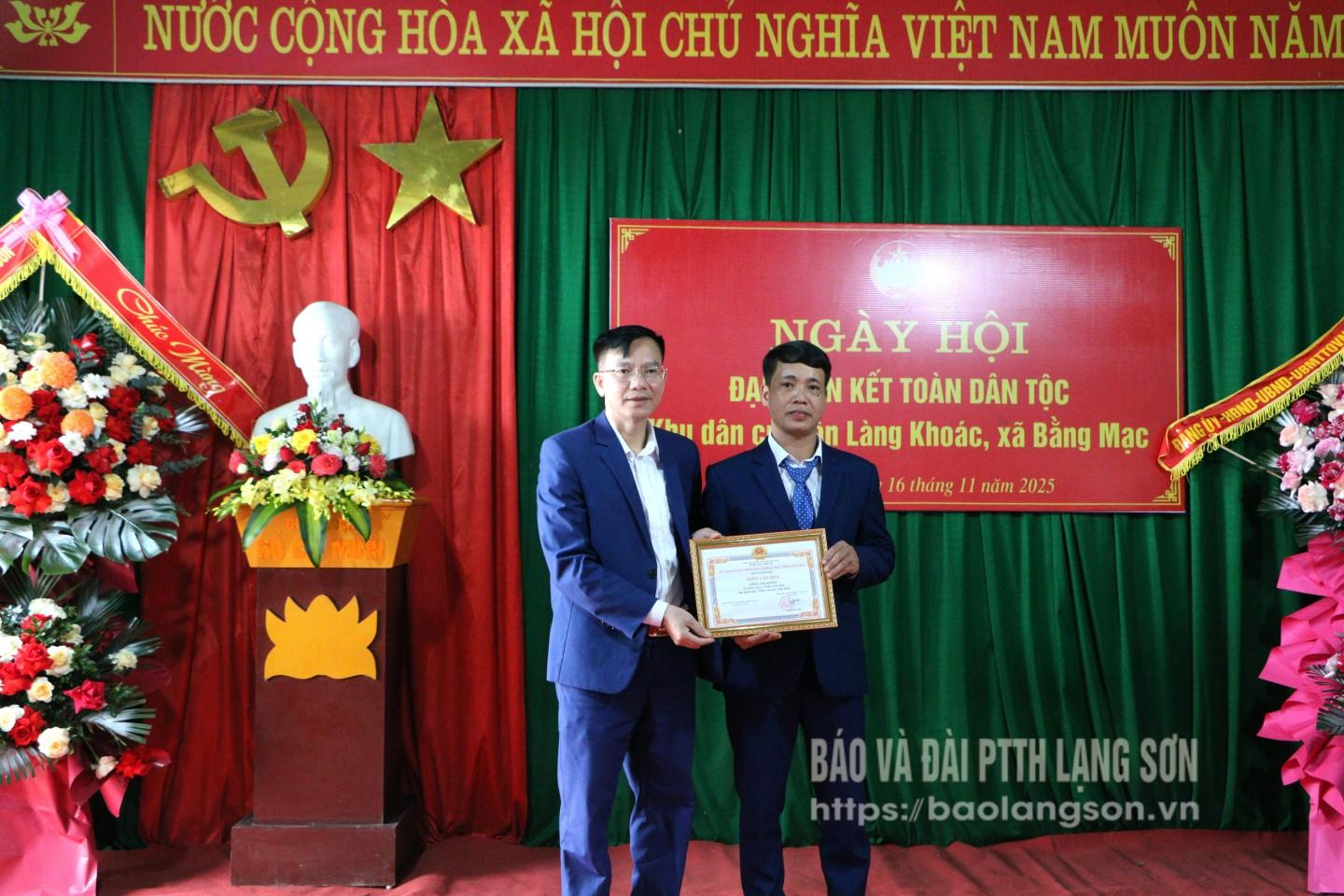 Lãnh đạo xã Bằng Mạc trao danh hiệu thôn văn hóa cho thôn Làng Khoác