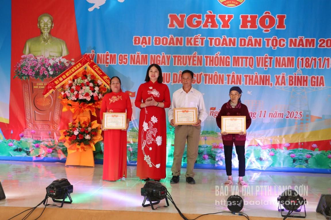 Các hộ gia đình nhận giấy khen gia đình văn hóa tại ngày hội