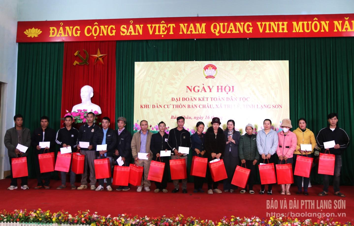 Lãnh đạo Hội Liên hiệp phụ nữ tỉnh tỉnh tặng quà các hộ dân bị ảnh hưởng bởi thiên tai trên địa bàn xã Tri Lễ