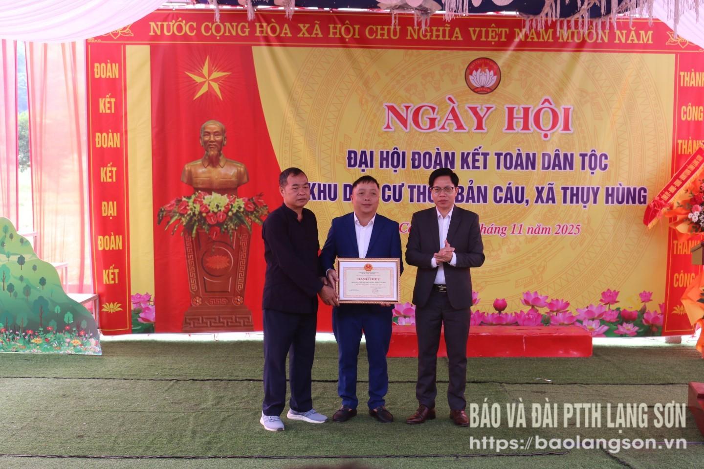 Lãnh đạo xã Thụy Hùng trao tặng danh hiệu thôn văn hóa cho thôn Bản Cáu