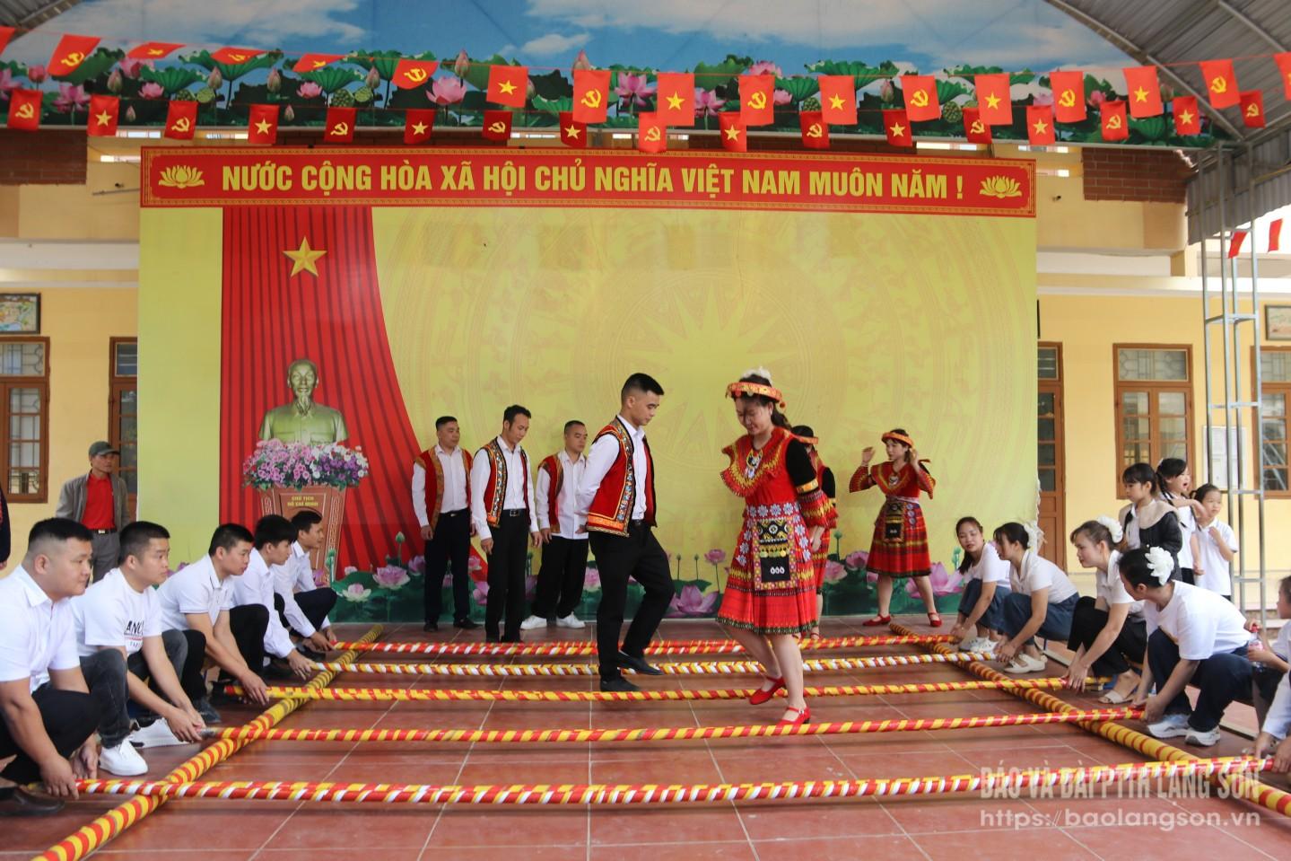 Người dân tham gia nhảy sạp tại ngày hội