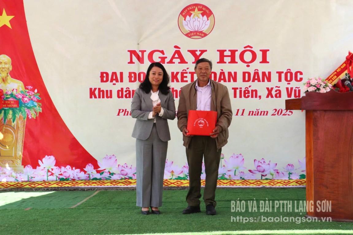 Lãnh đạo Ủy ban MTTQ tỉnh tặng quà cho người có uy tín trong thôn Phúc Tiến