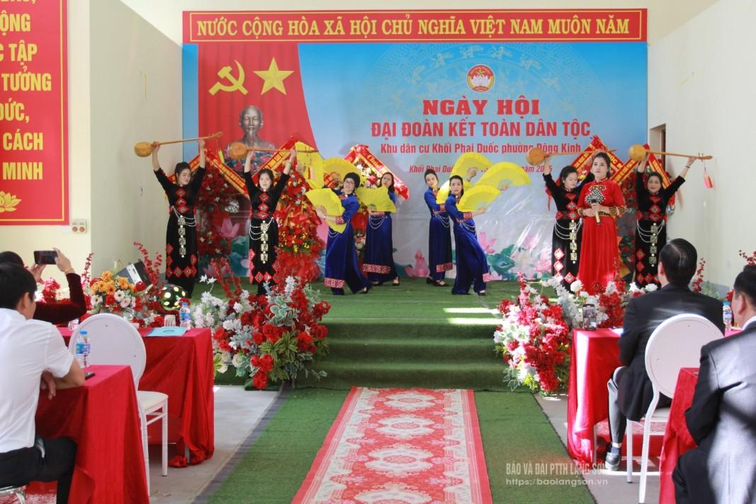 Tiết mục văn nghệ của Nhân dân khối Phai Duốc