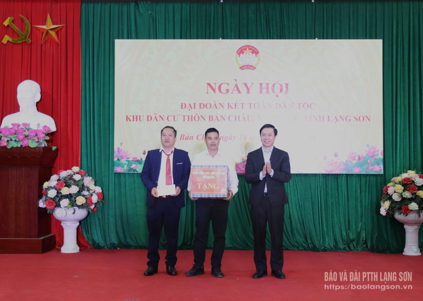 Đồng chí Nguyễn Hoàng Tùng, Ủy viên Ban Thường vụ Tỉnh ủy, Chủ tịch Ủy ban MTTQ Việt Nam tỉnh tặng quà thôn Bản Châu