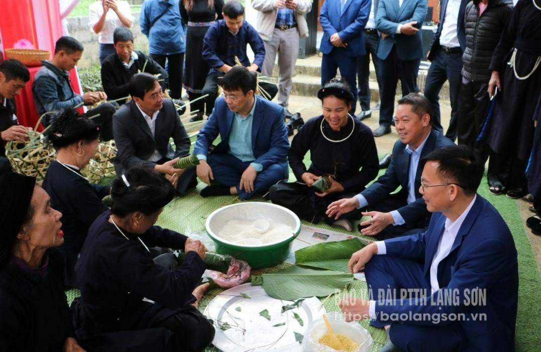 Các đại biểu tham gia hoạt động trải nghiệm gói bánh chưng tại ngày hội