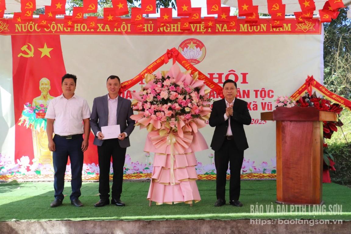 Lãnh đạo xã Vũ Lễ tặng hoa và quà khu dân cư Phúc Tiến trong ngày hội