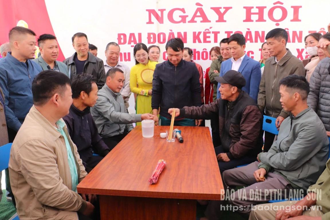 Người dân thôn Phúc Tiến vui hội với phần thi lảy cỏ