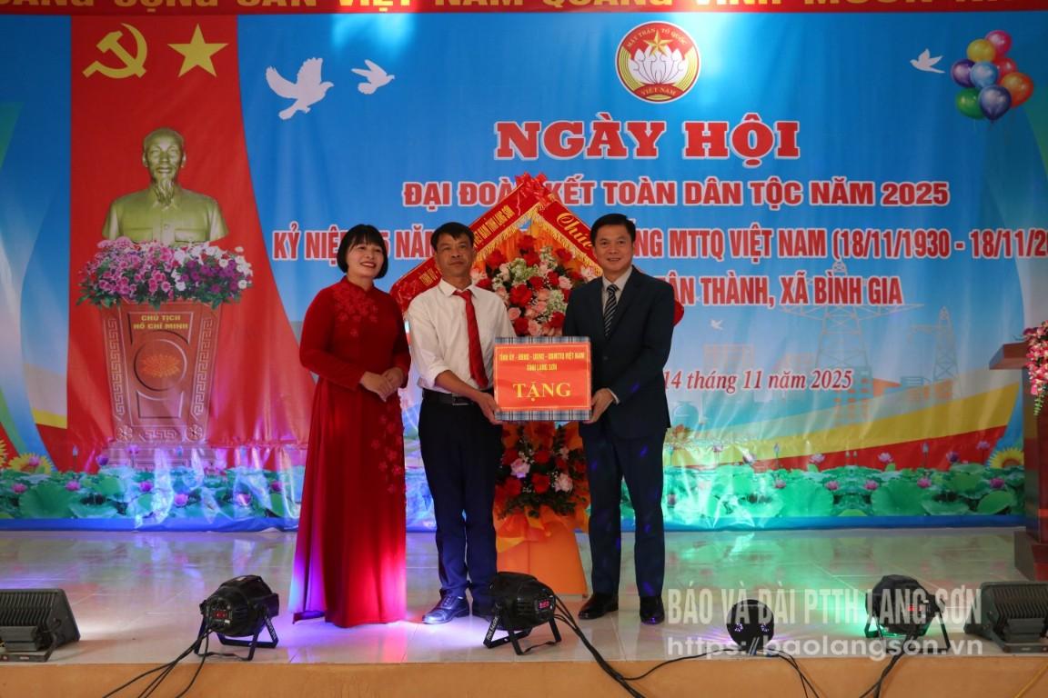 Đồng chí Đinh Hữu Học, Ủy viên Ban Thường vụ Tỉnh ủy, Phó Chủ tịch Thường trực UBND tỉnh tặng hoa và quà thôn Tân Thành