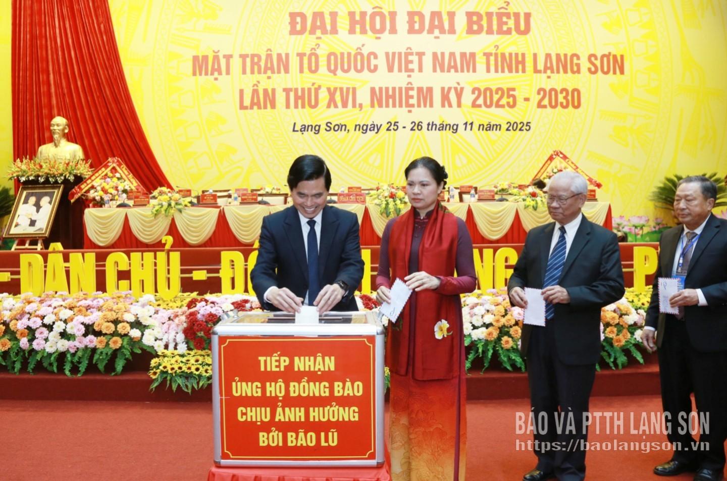 Các đại biểu ủng hộ kinh phí hỗ trợ đồng bào bị thiệt hại do bão lũ