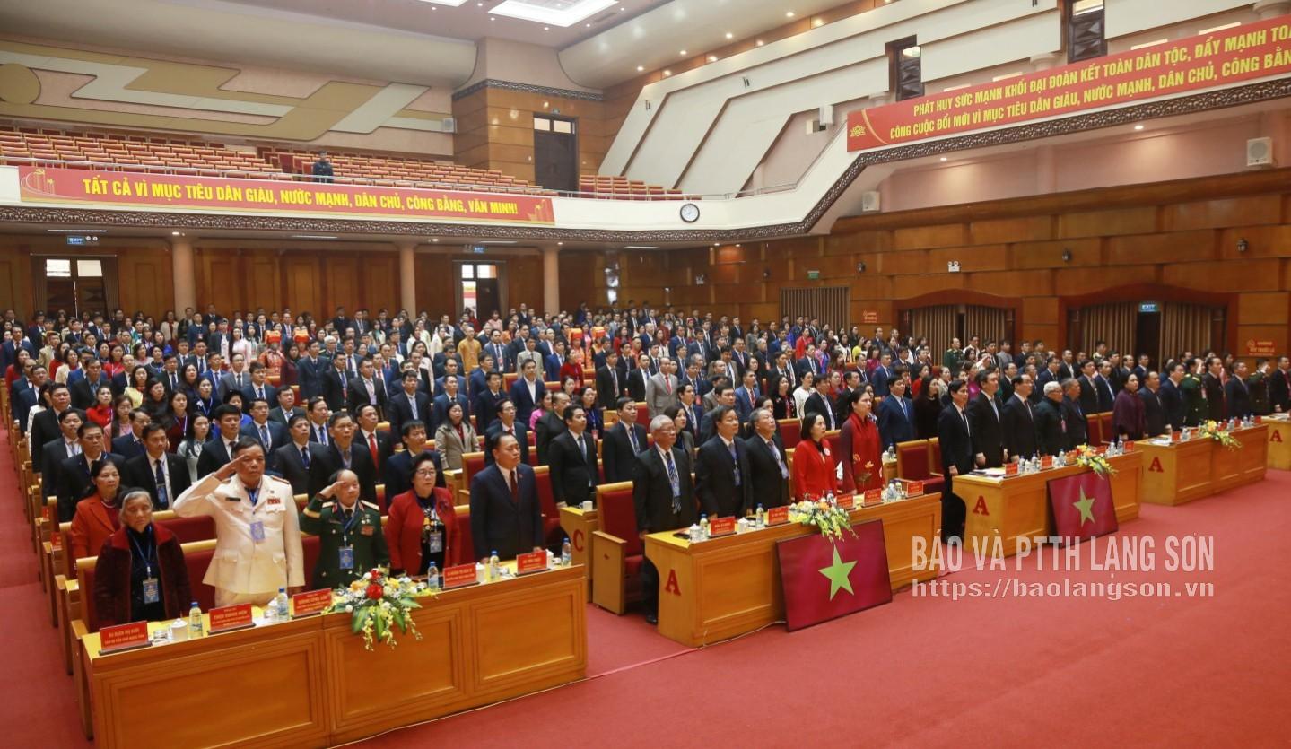 Các đại biểu thực hiện nghi lễ chào cờ tại đại hội