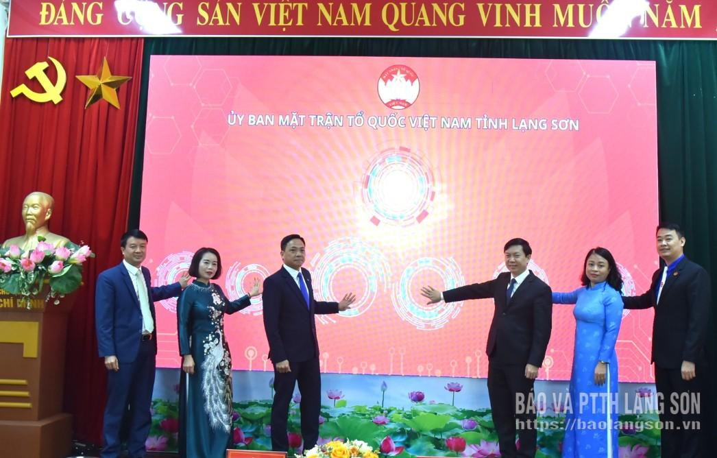 Các đại biểu nhấn nút phát động cuộc thi