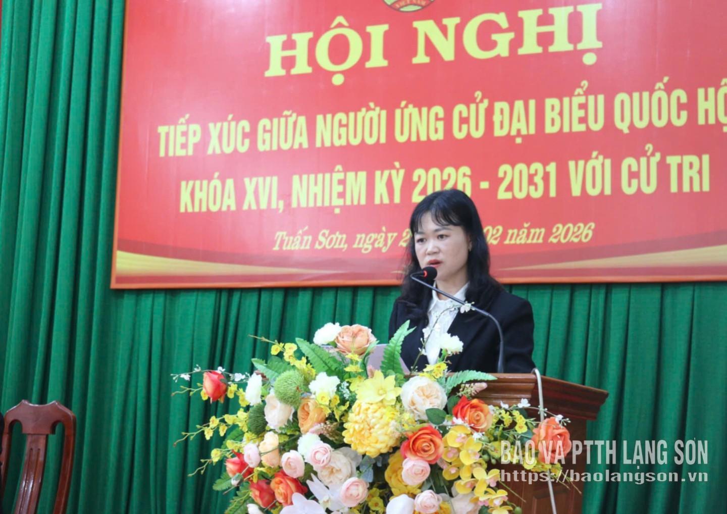 Bà Đồng Thị Lệ Thủy, chuyên viên Văn phòng Ủy ban Mặt trận Tổ quốc Việt Nam tỉnh Lạng Sơn trình bày chương trình hành động tại hội nghị tiếp xúc cử tri vận động bầu cử tại xã Tuấn Sơn