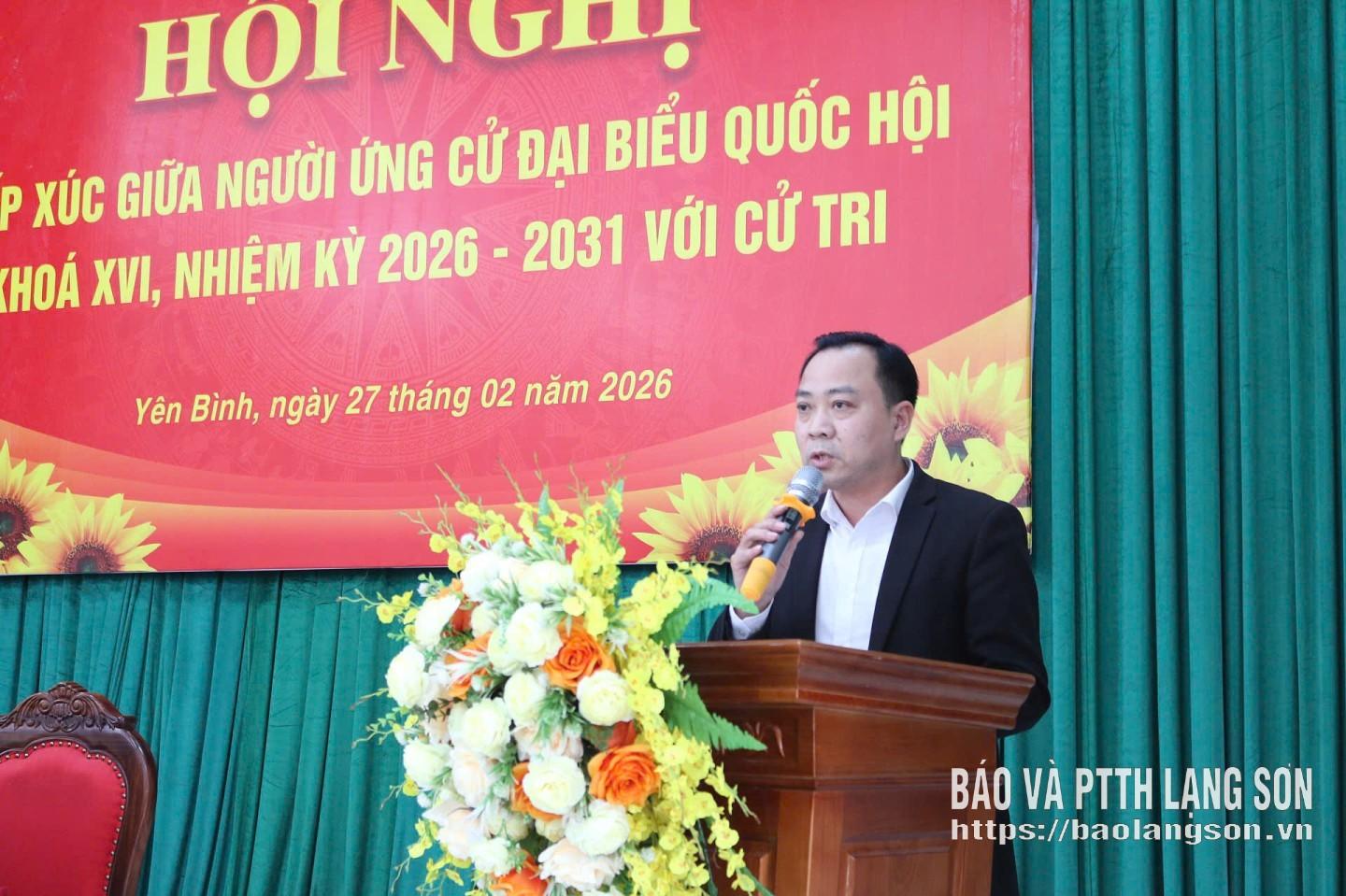 Ông Hứa Đức Việt, Phó Chánh Văn phòng, Uỷ ban Mặt trận Tổ quốc Việt Nam tỉnh Lạng Sơn trình bày chương trình hành động tại hội nghị tiếp xúc cử tri vận động bầu cử tại xã Yên Bình