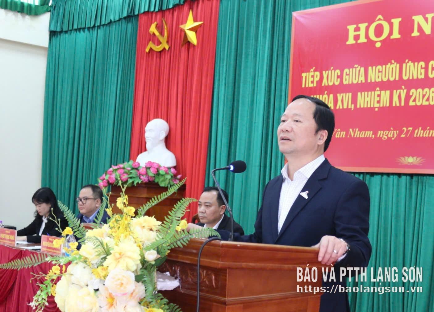 Ông Nguyễn Đặng Ân, Ủy viên Ban Chấp hành Đảng bộ tỉnh, Giám đốc Sở Văn hóa, Thể thao và Du lịch tỉnh Lạng Sơn trình bày chương trình hành động tại hội nghị tiếp xúc cử tri vận động bầu cử tại xã Vân Nham