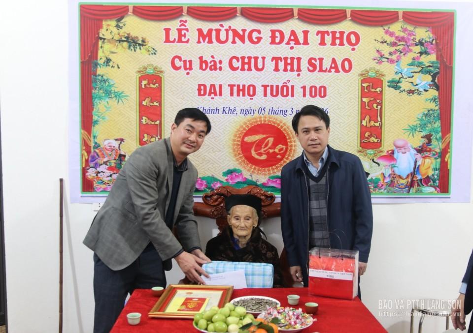  Lãnh đạo UBND xã Khánh Khê tặng quà cho cụ Chu Thị Slao