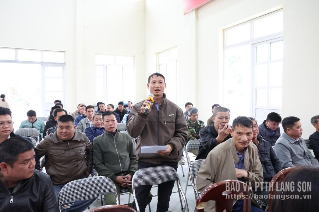 Cử tri xã Hưng Vũ nêu ý kiến tại hội nghị