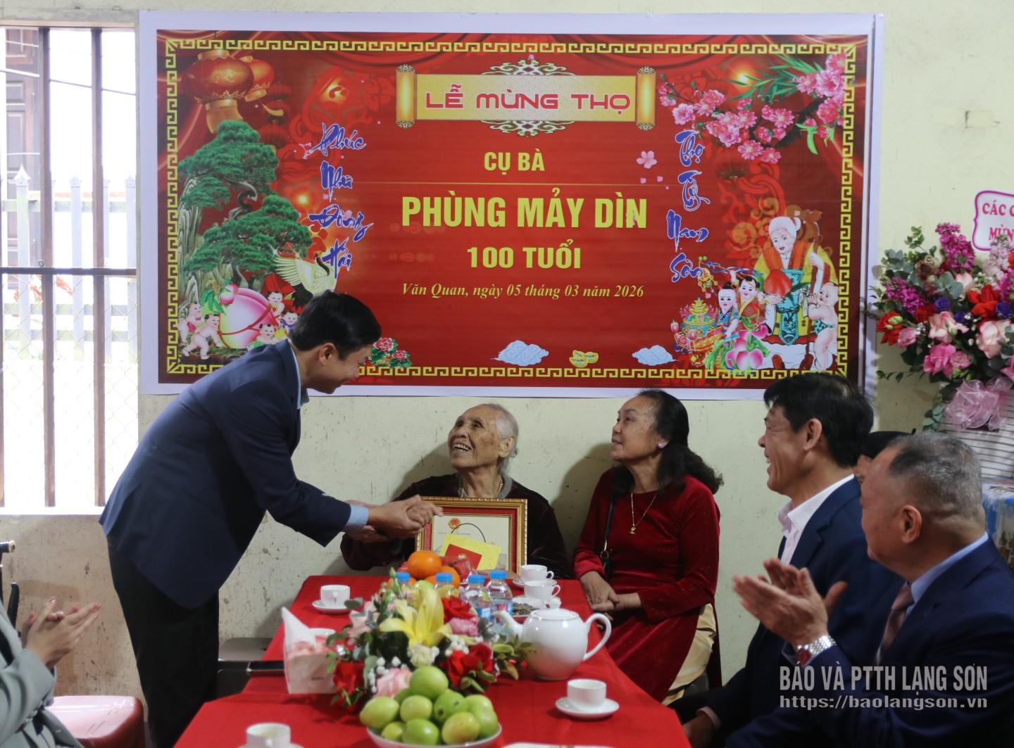 Đồng chí Nguyễn Hoàng Tùng, Ủy viên Ban Thường vụ Tỉnh ủy, Phó Chủ tịch Thường trực Ủy ban MTTQ Việt Nam tỉnh hỏi thăm tình hình sức khỏe cụ Phùng Mảy Dìn