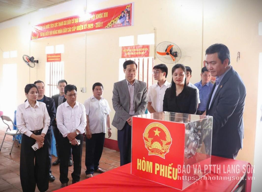  Đồng chí Nguyễn Cảnh Toàn, Phó Bí thư Tỉnh ủy, Chủ tịch UBND tỉnh kiểm tra khu vực bỏ phiếu tại thôn Ba Nàng, xã Cai Kinh