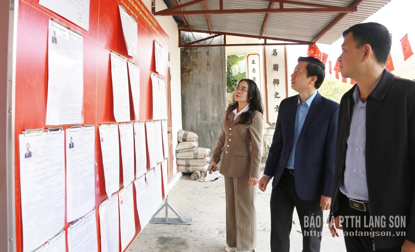 Các đại biểu kiểm tra tại khu vực bỏ phiếu trên địa bàn xã Điềm He