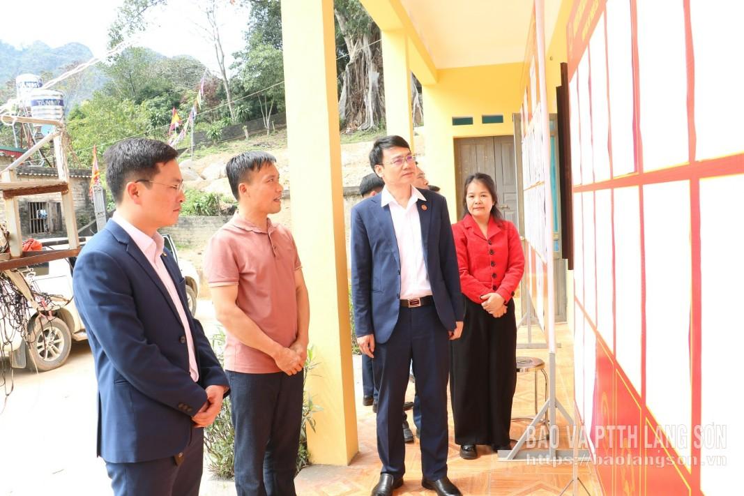 Thành viên đoàn công tác kiểm tra khu vực bầu cử tại thôn Chùa, xã Hữu Liên