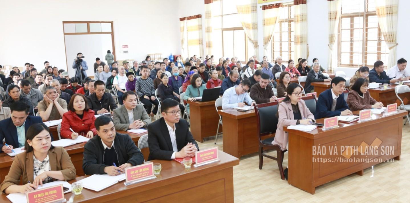 Các đại biểu và cử tri dự hội nghị