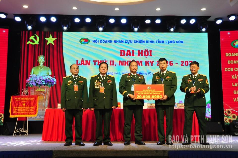 Lãnh đạo Hội Doanh nhân CCB tỉnh nhận biểu trưng kinh phí ủng hộ