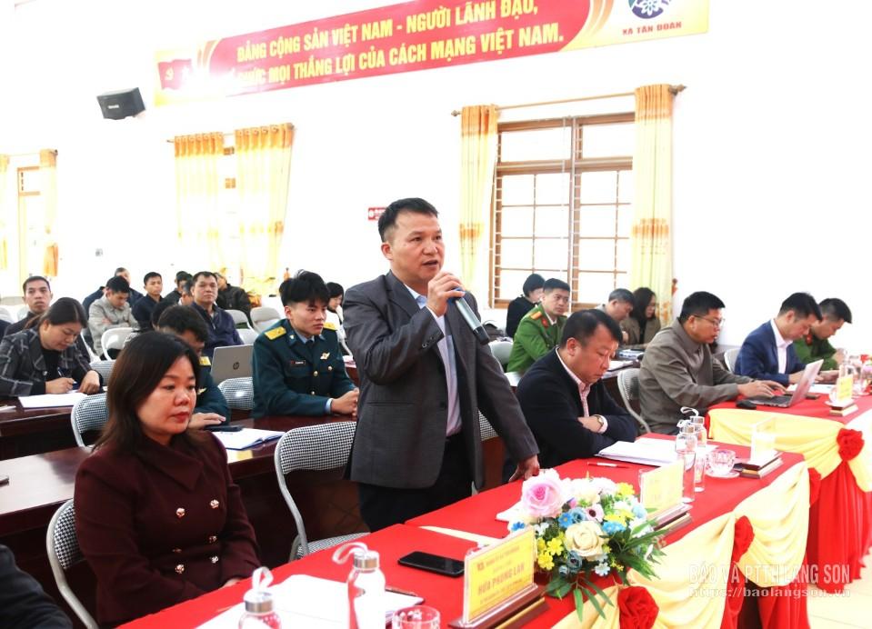 Cử tri xã Tân Đoàn phát biểu tại hội nghị