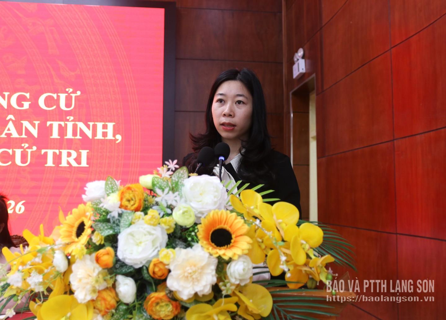 Bà Hà Thị Phương Ly, Phó Chánh văn phòng Đảng ủy xã Yên Phúc trình bày chương trình hành động 