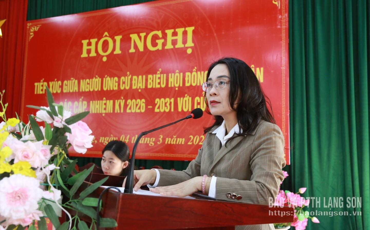 Bà Trần Thị Sơn Thùy, Phó trưởng Ban phụ trách Ban Pháp chế HĐND tỉnh trình bày chương trình hành động