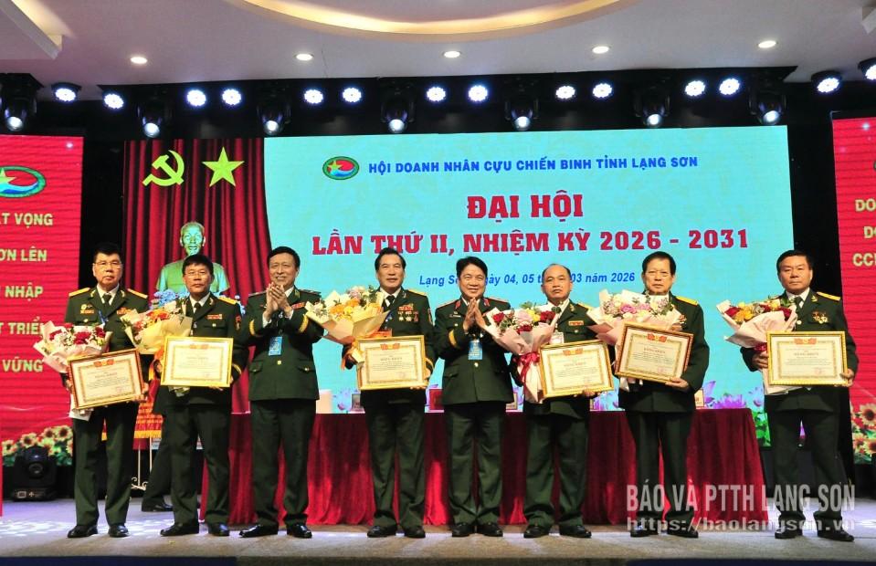 Đại diện Hội CCB Việt Nam trao bằng khen cho hội viên Hội Doanh nhân CCB tỉnh