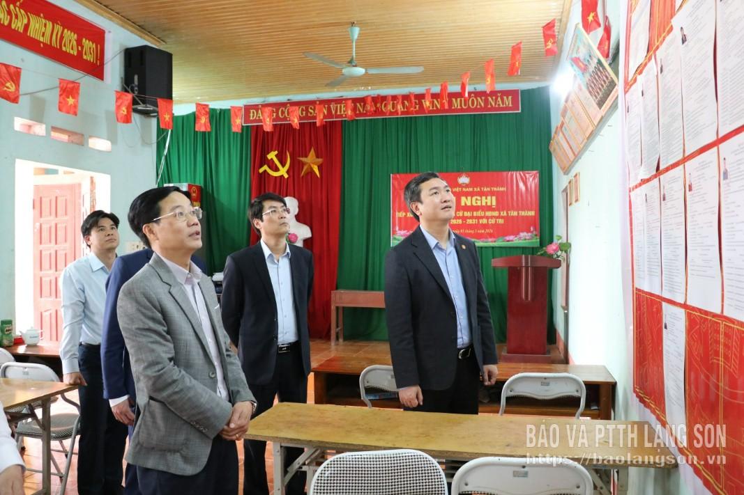 Đoàn công tác kiểm tra việc niêm yết danh sách và tiểu sử tóm tắt các ứng cử viên đại biểu Quốc hội khóa XVI và đại biểu HĐND các cấp nhiệm kỳ 2026 - 2031 tại thôn Đồng Cẩy, xã Tân Thành