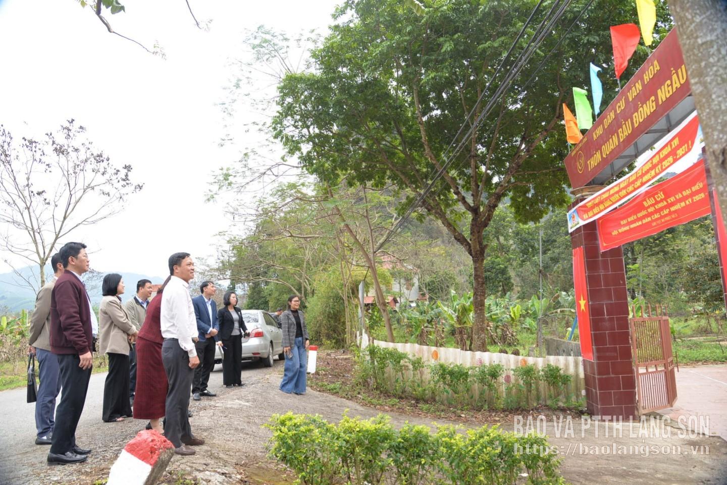 Đoàn công tác kiểm tra tại điểm bỏ phiếu thôn Quán Bầu Đồng Ngầu xã Chi Lăng