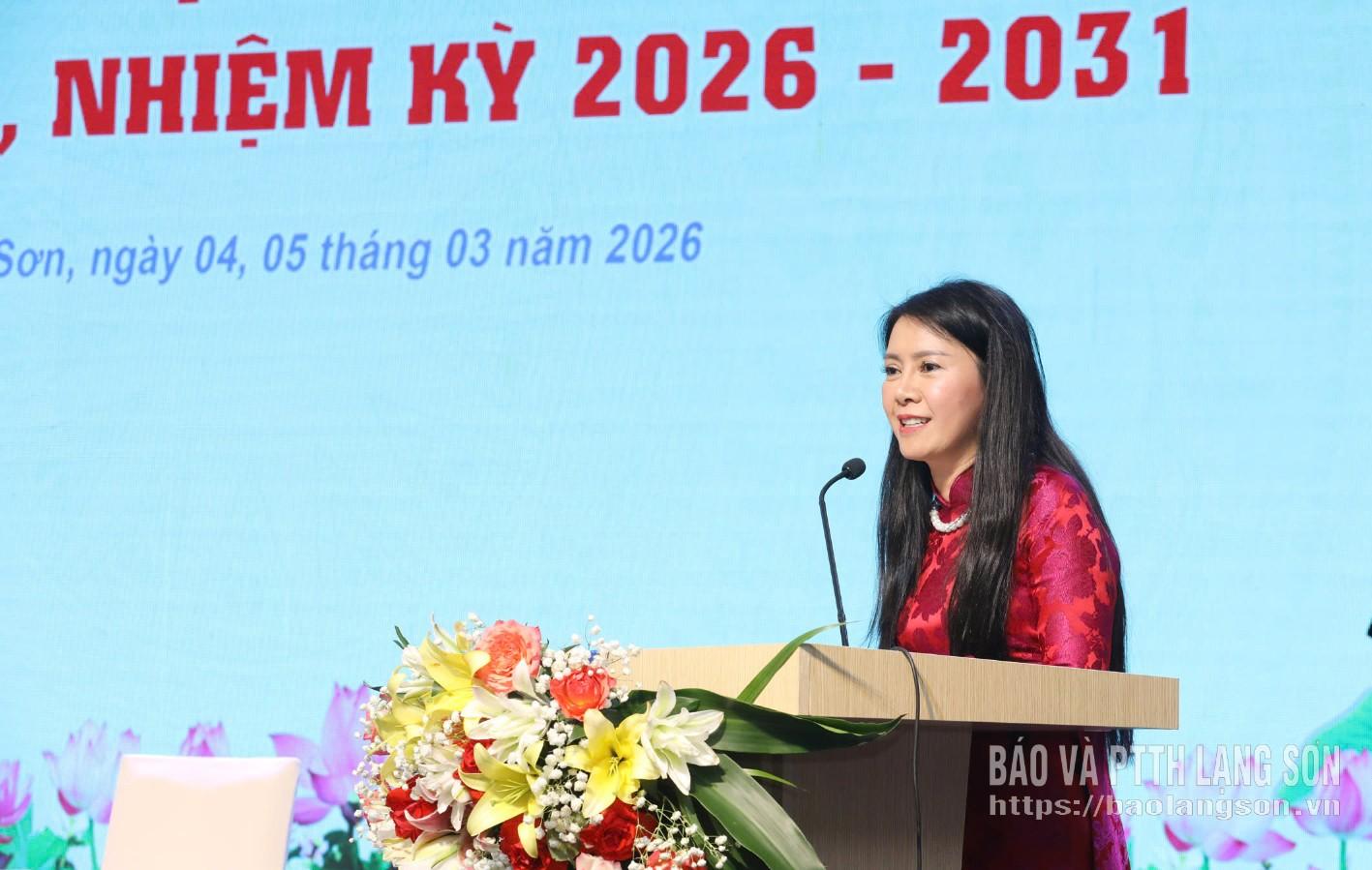 Đồng chí Đoàn Thu Hà, Phó Bí thư Tỉnh ủy, Chủ tịch Ủy ban MTTQ Việt Nam tỉnh phát biểu tại đại hội