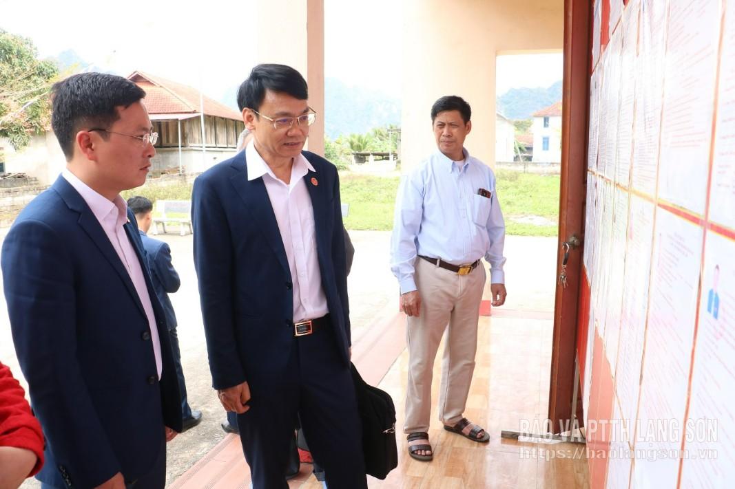 Thành viên đoàn công tác kiểm tra việc niêm yết danh sách và tiểu sử tóm tắt các ứng cử viên đại biểu Quốc hội khóa XVI và đại biểu HĐND các cấp nhiệm kỳ 2026 - 2031 tại thôn Đồng Tiến, xã Hữu Liên