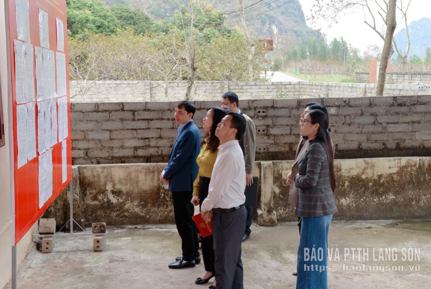 Đoàn công tác kiểm tra tại điểm bỏ phiếu thôn Quán Bầu Đồng Ngầu, xã Chi Lăng